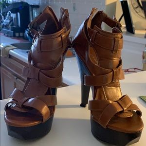 Looking to sell a new pair of brown platforms